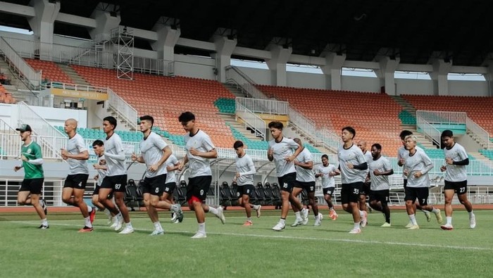 Penggawa PSS Sleman saat menjajal Stadion Pakansari, Bogor, Senin (2/12/2024).