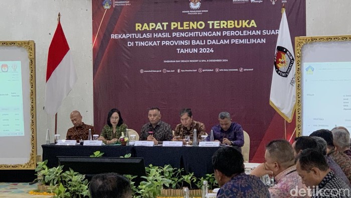 Rapat pleno rekapitulasi hasil penghitungan perolehan suara pilgub Bali tingkat provinsi yang digelar KPU Bali di Badung, Minggu (8/12/2024). (Rizky Setyo)