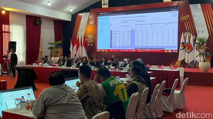 Rapat pleno rekapitulasi Pilgub Jabar 2024 di Kantor KPU Jabar, Kota Bandung, Minggu (8/12/2024).