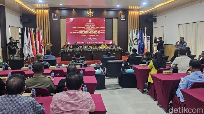 Rapat pleno rekapitulasi suara Pilgub NTT 2024 di KPU NTT, Minggu (8/12/2024).