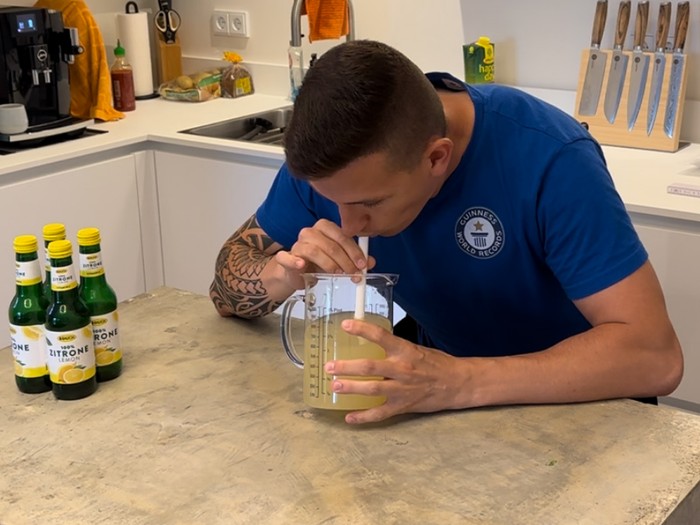 pria yang berhasil menghabiskan jus  lemon dan jeruk nipis mendapatkan rekor dunia