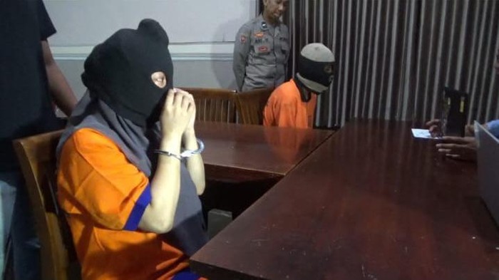 Sejoli pelaku pembuang bayi di  Magetan saat ditahan