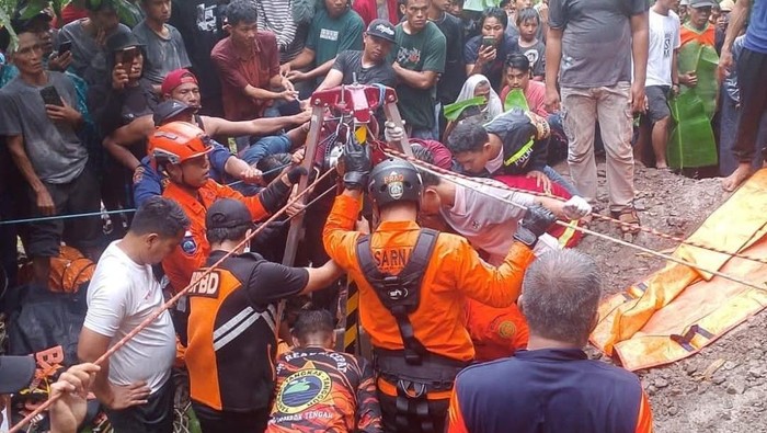 Sejumlah personel SAR dan Dinas Damkartan, Basarnas, TNI, Polri, PMI saat melakukan evakuasi penggali sumur di dalam sumur di Dusun Semalun, Desa Pengadang, Kecamatan Praya Tengah, Lombok Tengah, NTB. (Istimewa)