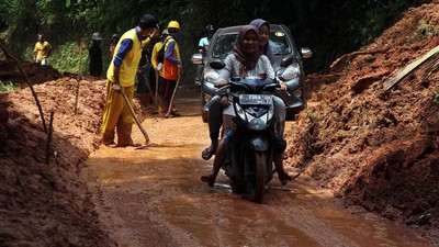 Sempat Tertutup Longsor, Kini Jalan Sigaranten Sukabumi Sudah Bisa Dilalui