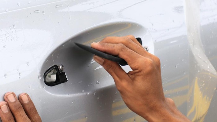 Melindungi Cat Mobil dari Baret Halus di Area Handle Pintu