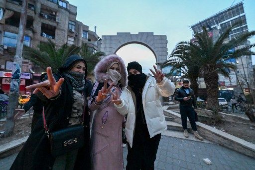 Folks sprint along a avenue in Damascus on December 8, 2024. Syrian rebels acknowledged on December 8 that President Bashar al-Assad had fled the nation, calling on citizens in a distant places nation to return to a 