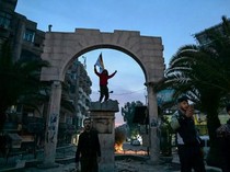 Momen Massa Robohkan Patung Mantan Presiden Suriah Hafez Al-Assad