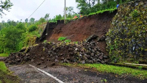 Tanah longsor akibat hujan deras di Karangasem, Sabtu (7/12/2024) (dok. BPBD Karangasem)