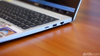 Pada bagian kanan terdapat port TF Card, USB 3.1 dan Ethernet RJ45. Foto: Adi Fida Rahman/detikINET