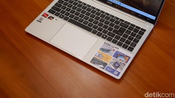 Kapasitas RAM-nya adalah 8GB dan bisa ditingkatkan hingga 32GB, serta kapasitas penyimpanan SSD 512GB. Baterainya berkapasitas 70Wh, dan diklaim bisa bertahan hingga 17,5 jam untuk penggunaan pekerjaan kantor dan hiburan harian. Foto: Adi Fida Rahman/detikINET