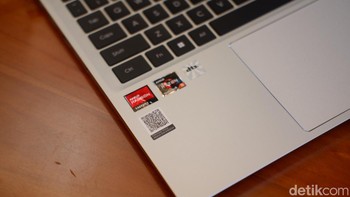 Tecno Megabook K16S dilengkapi dengan prosesor hingga AMD Ryzen 5 7430U yang punya 6 core dan 12 thread, dengan frekuensi boost maksimal 4,3 GHz dan menggunakan chip grafis terintegrasi AMD Radeon. : Adi FIda Rahman/detikINET
