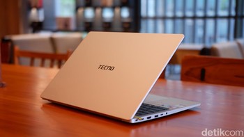 Megabook K16S telah diperbarui dengan desain all-metal yang lebih ringan dan tipis, serta mendukung pembukaan dengan satu jari hingga 180 derajat, memungkinkan pengguna untuk mencapai sudut pandang yang berbeda berkat engsel dan struktur yang sangat baik. Foto: Adi FIda Rahman/detikINET