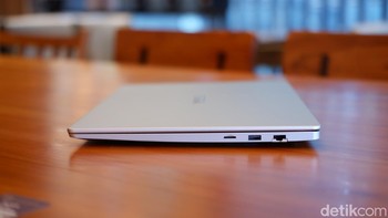 Laptop ini punya ketebalan 14,8 mm dengan berat 1,39 kilogram. Foto: Adi FIda Rahman/detikINET