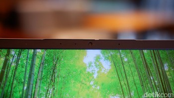 Untuk penggunaan sehari-hari, laptop ini juga mendukung konferensi AI dengan kamera 1MP yang telah didukung dengan Privacy Camera Shutter yang berfungsi untuk membuka dan menutup kamera. Foto: Adi FIda Rahman/detikINET