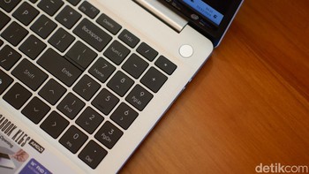 Tecno menyematkan sensor sidik jari pada tombol power dan memberikan numeric keyboard. Foto: Adi FIda Rahman/detikINET