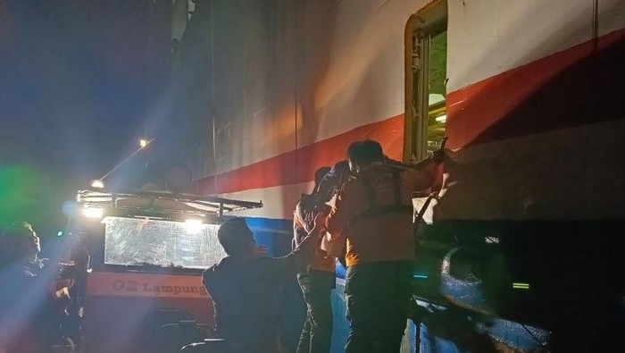 Tim SAR Gabungan mengevakuasi penumpang kapal KMP Jagantara yang kandas di perairan Bakauheni. ANTARA/HO/Basarnas Lamsel