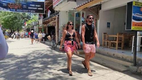 Turis asing tengah berlibur di Gili Trawangan, Lombok Utara, NTB, beberapa waktu lalu. (Nathea Citra/detikBali)