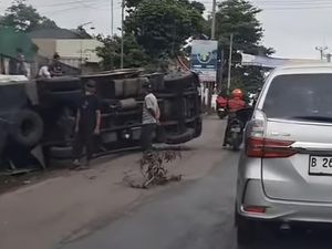 Dua Truk Adu Banteng hingga Terperosok ke Parit di Cileungsi Bogor