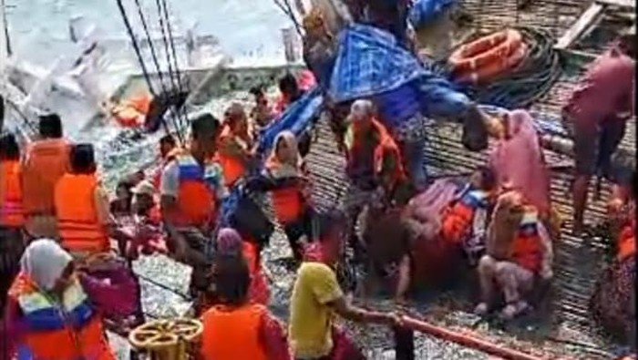 Video tenggelamnya KLM Lorena di perairan Situbondo.