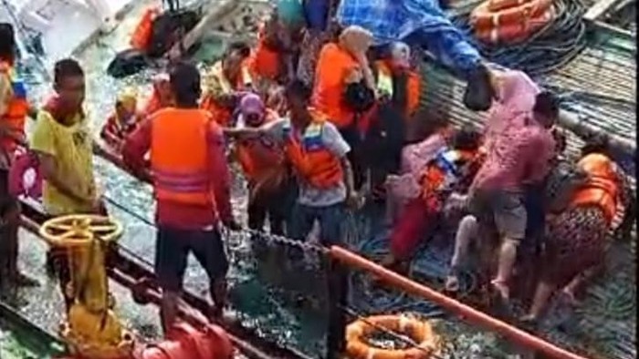 Video tenggelamnya KLM Lorena di perairan Situbondo.