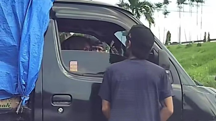 Viral preman rampok e-toll pengemudi di pintu tol Bandar Selamat, Medan. (Istimewa)