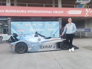 Wamenekraf Irene Umar Jajal Sirkuit Mandalika Pakai Mobil Radical Sports