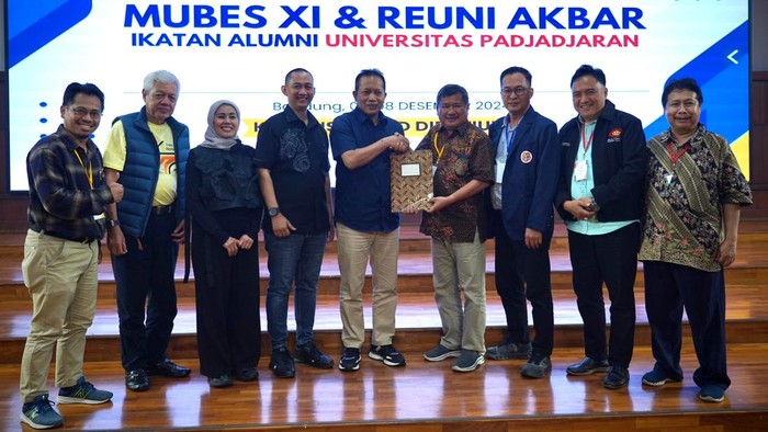 Wamenkop Ferry Juliantono saat dikukuhkan jadi Ketum IKA Unpad