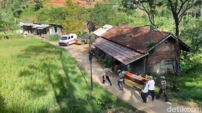 Warga Gotong Jasad Perempuan Tewas Diduga Dibunuh Suami