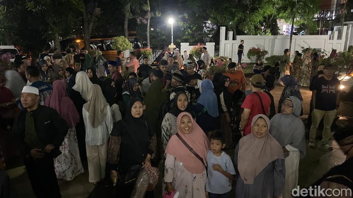 Warga Kalurahan Tembalang, Semarang, umrah bareng, Minggu (8/12/2024). Mereka berkumpul di Masjid Undip Semarang.