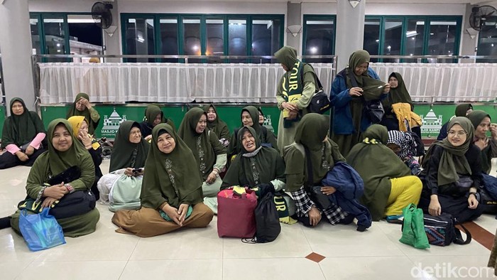 Warga Kalurahan Tembalang, Semarang, umrah bareng, Minggu (8/12/2024). Mereka berkumpul di Masjid Undip Semarang.