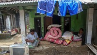 Aksi bersih-bersih dilakukan setelah banjir sudah surut.