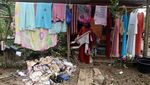 Banjir Surut, Warga Sukabumi Bersih-bersih Perabotan Rumah