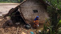 Seorang warga mencuci perabotan rumah tangga di Sigaranten, Kabupaten Sukabumi, Jawa Barat, Minggu (8/12/2024).