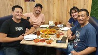 Ini merupakan momen Yama Carlos dan teman-temannya saat makan bersama. Mereka makan di sebuah restoran seafood yang jadi langganan mereka. Foto: yamacalos7