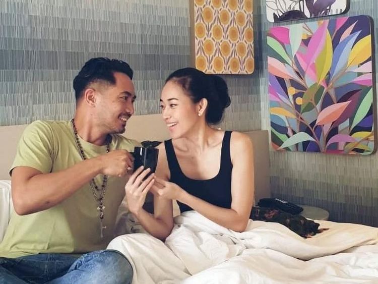 Kompaknya Yama Carlos dan Carina Ivola saat Kulineran Bersama