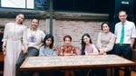 Kompaknya Yama Carlos dan Carina Ivola saat Kulineran Bersama