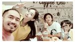Kompaknya Yama Carlos dan Carina Ivola saat Kulineran Bersama