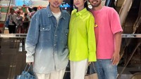 Kabar bahagia datang dari aktor sekaligus presenter Yama Carlos. Ia resmi menikahi Carina Ivola yang merupakan adik desainer Caren Delano. Foto: yamacalos7
