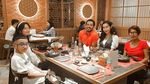 Kompaknya Yama Carlos dan Carina Ivola saat Kulineran Bersama