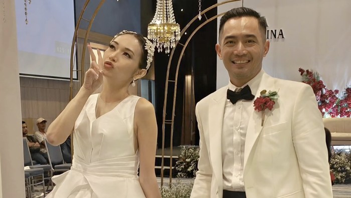 Yama Carlos menikah dengan Carina Ivola