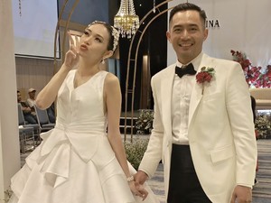 Yama Carlos Resmi Nikahi Carina Ivola, Adik Caren Delano