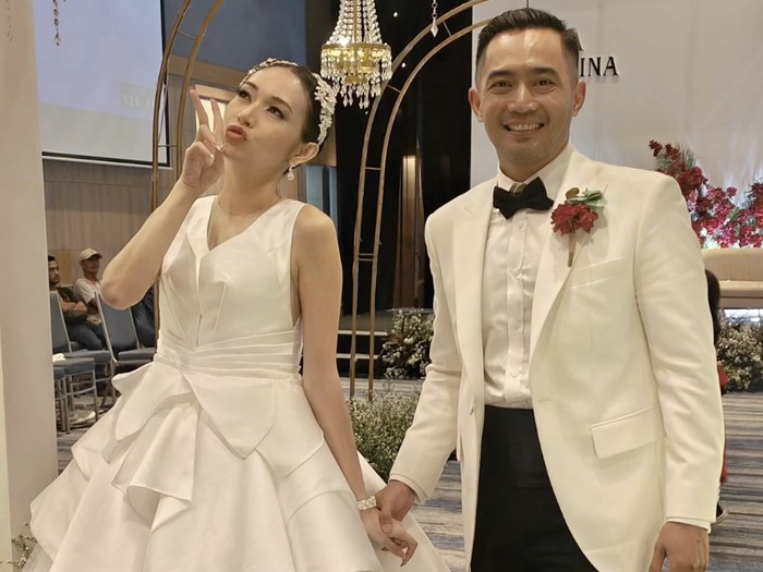 Yama Carlos menikah dengan Carina Ivola