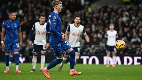 LONDON, ENGLAND - DECEMBER 08: Cole Palmer of Chelsea scores his teams fourth goal from the penalty spot during the Premier League match between Tottenham Hotspur FC and Chelsea FC at Tottenham Hotspur Stadium on December 08, 2024 in London, England. (Photo by Darren Walsh/Chelsea FC via Getty Images)