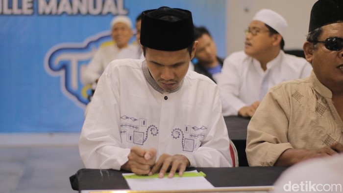 30 orang penyandang tunanetra menulis 1.000 Al-Fatihah dengan huruf Braille. Aksi ini memecahkan rekor MURI.