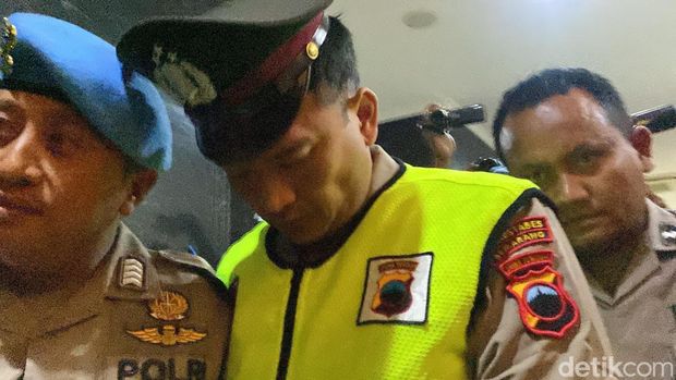 Aipda Robig masuk ruang sidang etik Polda Jateng, Senin (9/12/2024).