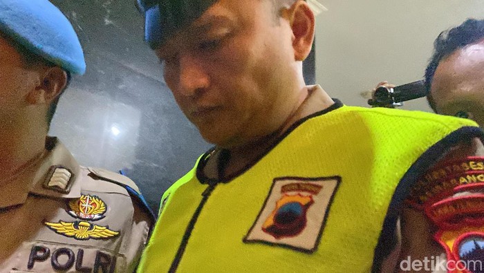 Aipda Robig masuk ruang sidang etik Polda Jateng, Senin (9/12/2024).