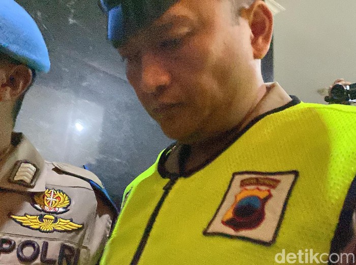 Aipda Robig masuk ruang sidang etik Polda Jateng, Senin (9/12/2024).