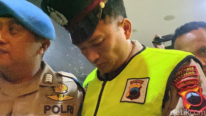 Aipda Robig masuk ruang sidang etik Polda Jateng, Senin (9/12/2024).