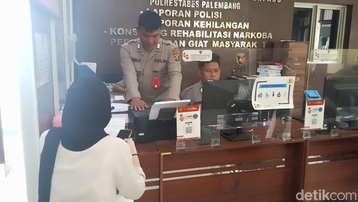 Ajeng Putri (22) lapor polisi karena ditipu jastip cokelat Dubai.