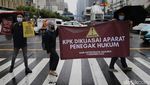 Diguyur Gerimis, Aktivis Antikorupsi Demo di Perempatan Sarinah